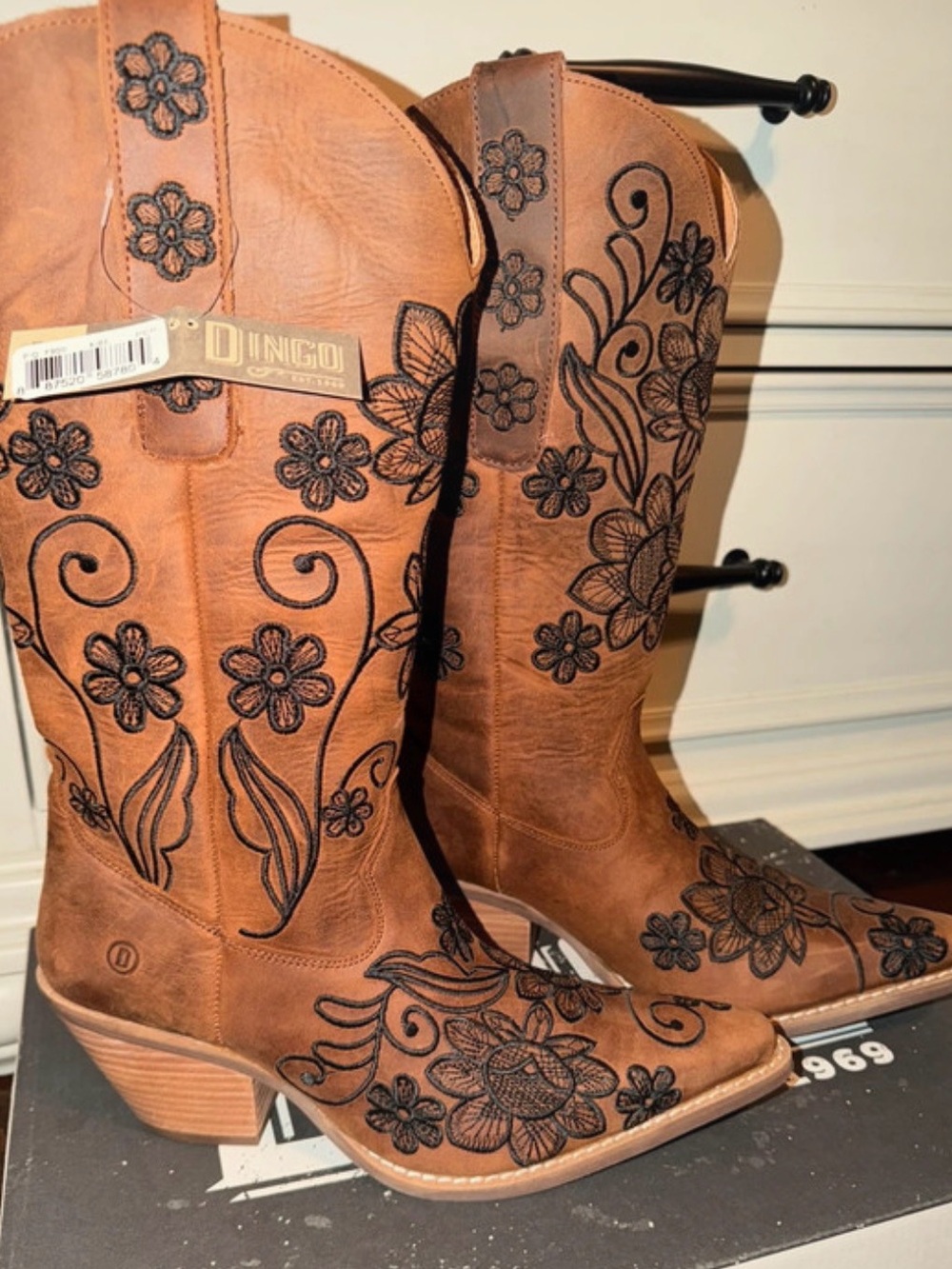 Dingo Brown Floral Embroidered Western Heeled Boots 8.5 new in box